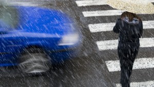 Co robić, gdy obok nas auto przepuszcza pieszego? Ten manewr może kosztować 1500 zł