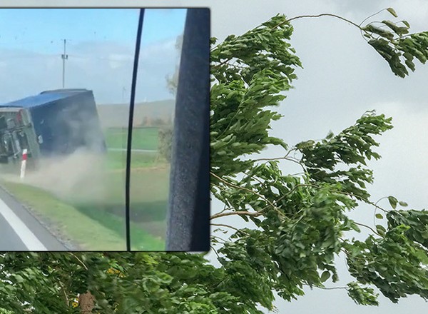 Jest nagranie z wypadku ciężarówki, którą wiatr zdmuchnął z drogi. Kierowca nie żyje [WIDEO]