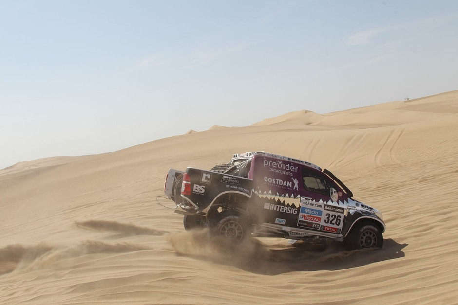 Dakar 2013: Hołowczyc zawiedziony, Sainz utknął na wydmach (2. etap, wyniki, galeria)