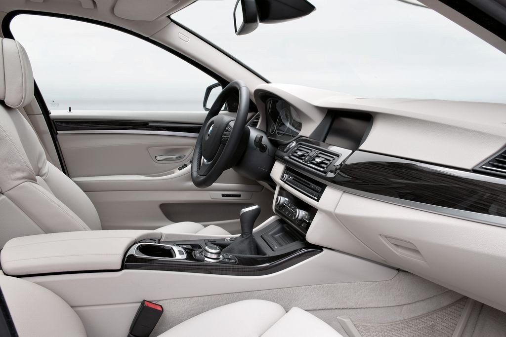 BMW5 Touring rok modelowy 2011 – zdjęcia i dane techniczne