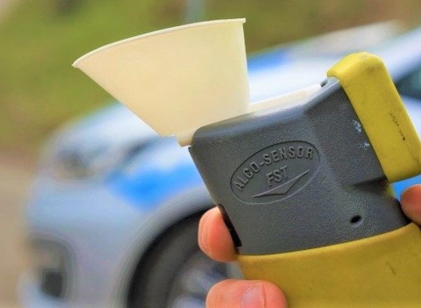 Policjanci złapali go na przekroczeniu prędkości o 24 km/h, ale to był jego najmniejszy "problem"