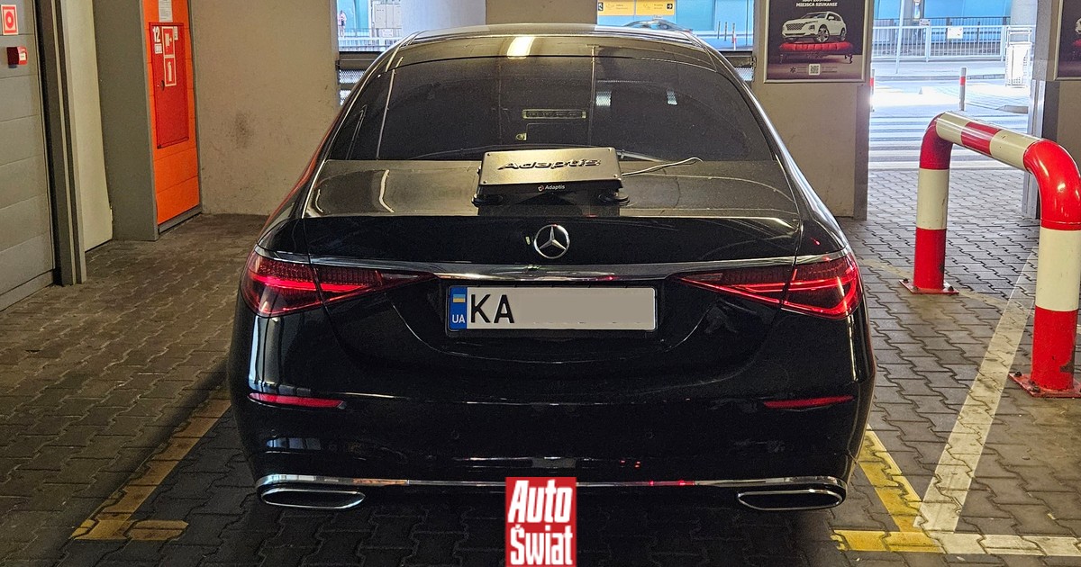 Przy lotnisku w Warszawie stał czarny Mercedes na ukraińskich tablicach ze skrzynką na klapie. Co to jest?
