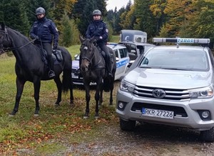 Policjanci zamienili konie mechaniczne na fizyczne. Z troski o przyrodę i turystów