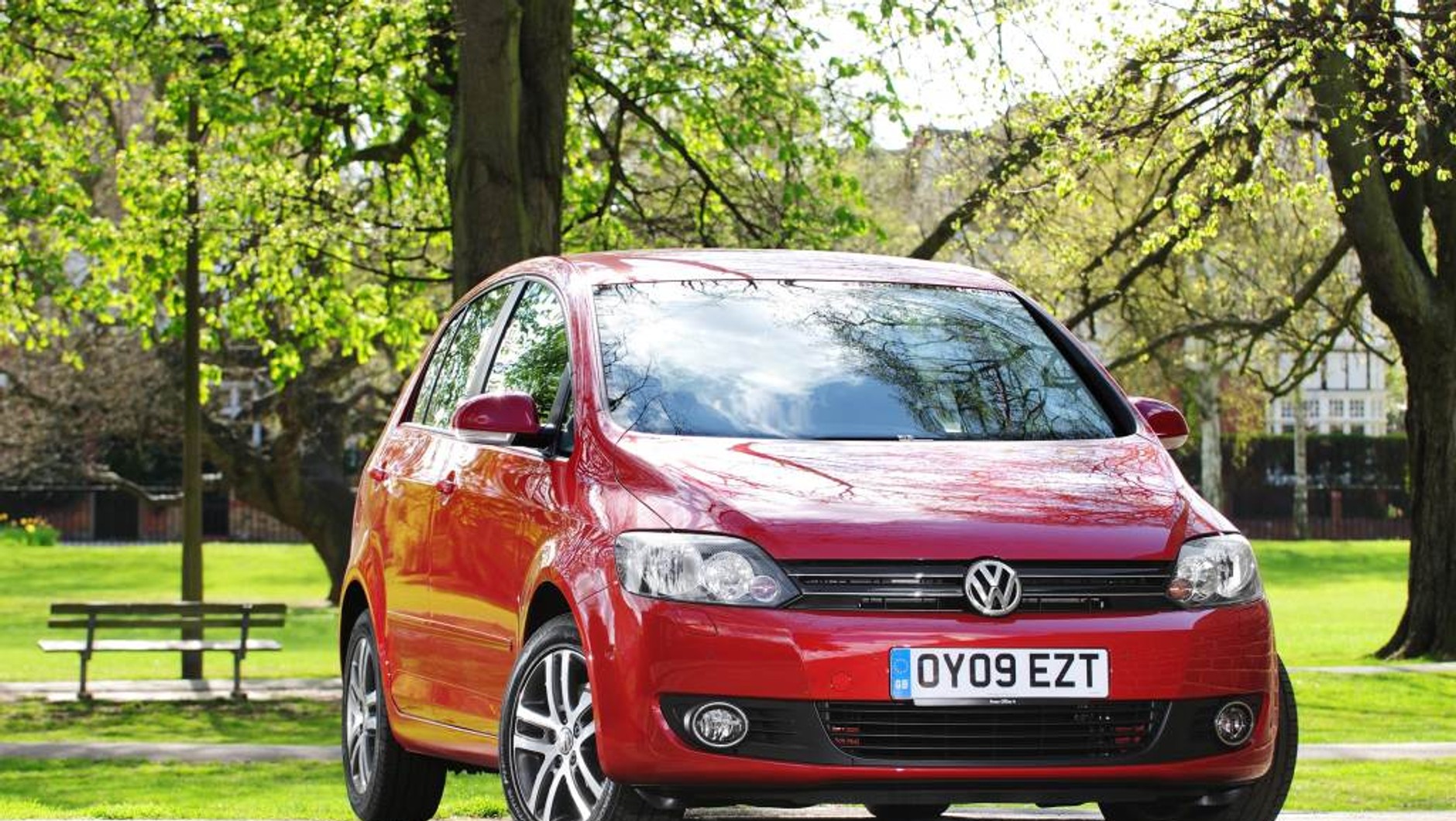 Volkswagen Golf Plus: miał być autem rodzinnym, ale w wielu krajach wybierają go chętnie emeryci. Wsiada się do niego wygodniej niż do zwykłego Golfa.