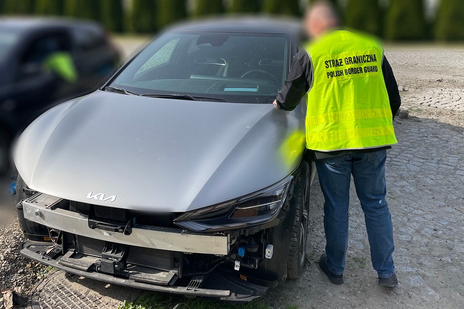 Częściowo zdemontowana Kia EV6 GT pochodząca z kradzieży