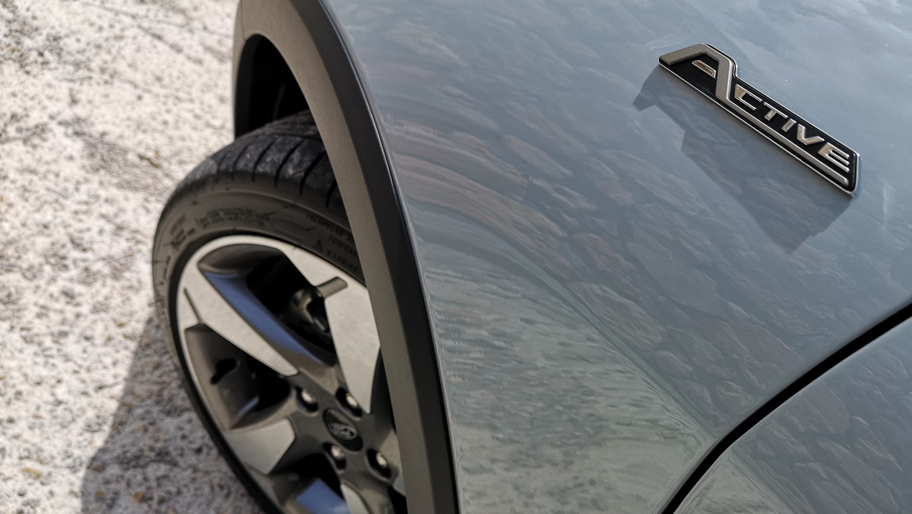 Ford Fiesta Active - w serii opony 205/45 R17 i charakterystyczne nakładki na nadkolach i progach