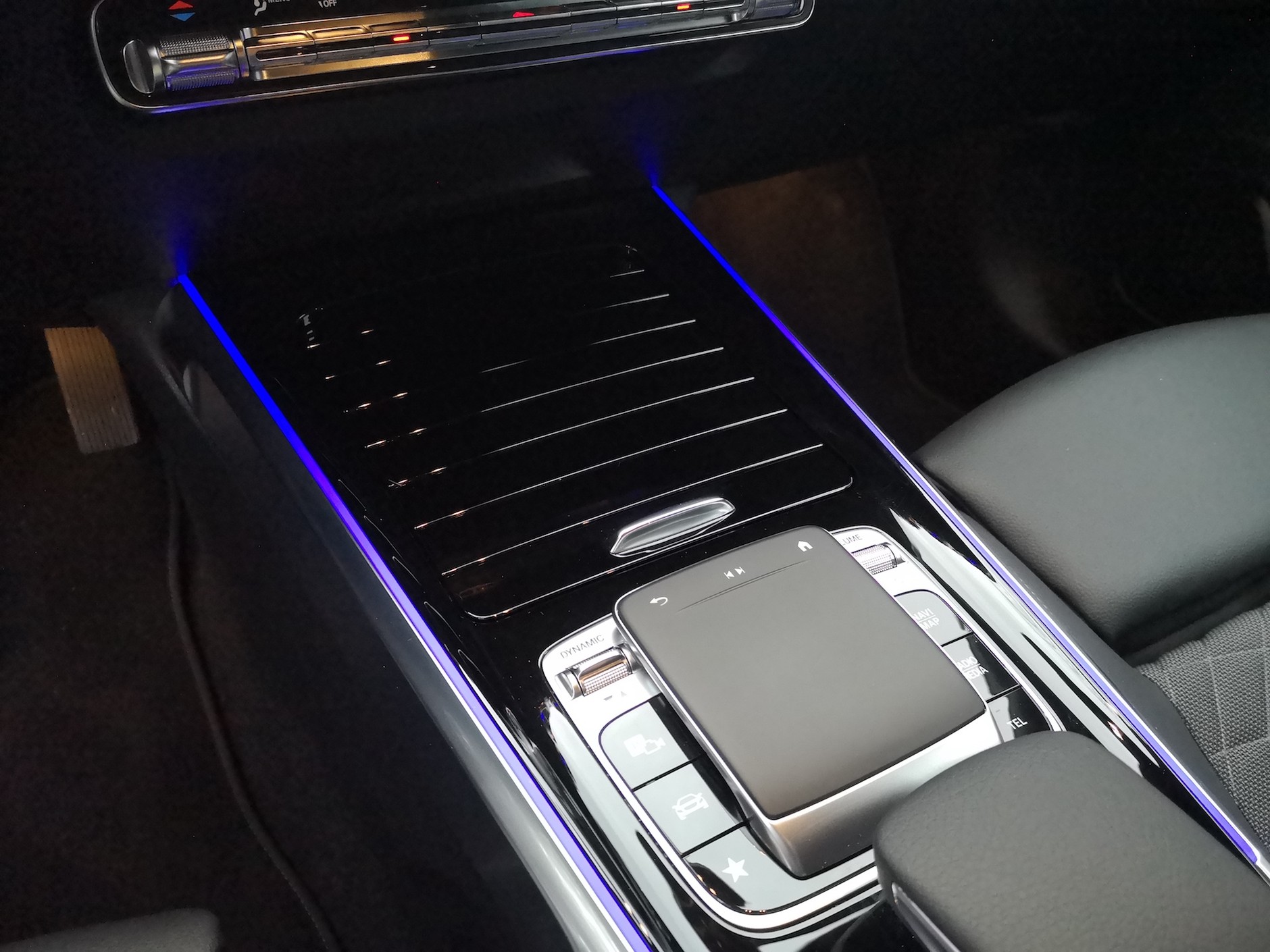 Mercedes GLB 200d: gładzik do sterowania systemem multimedialnym, rzecz raczej niewygodna