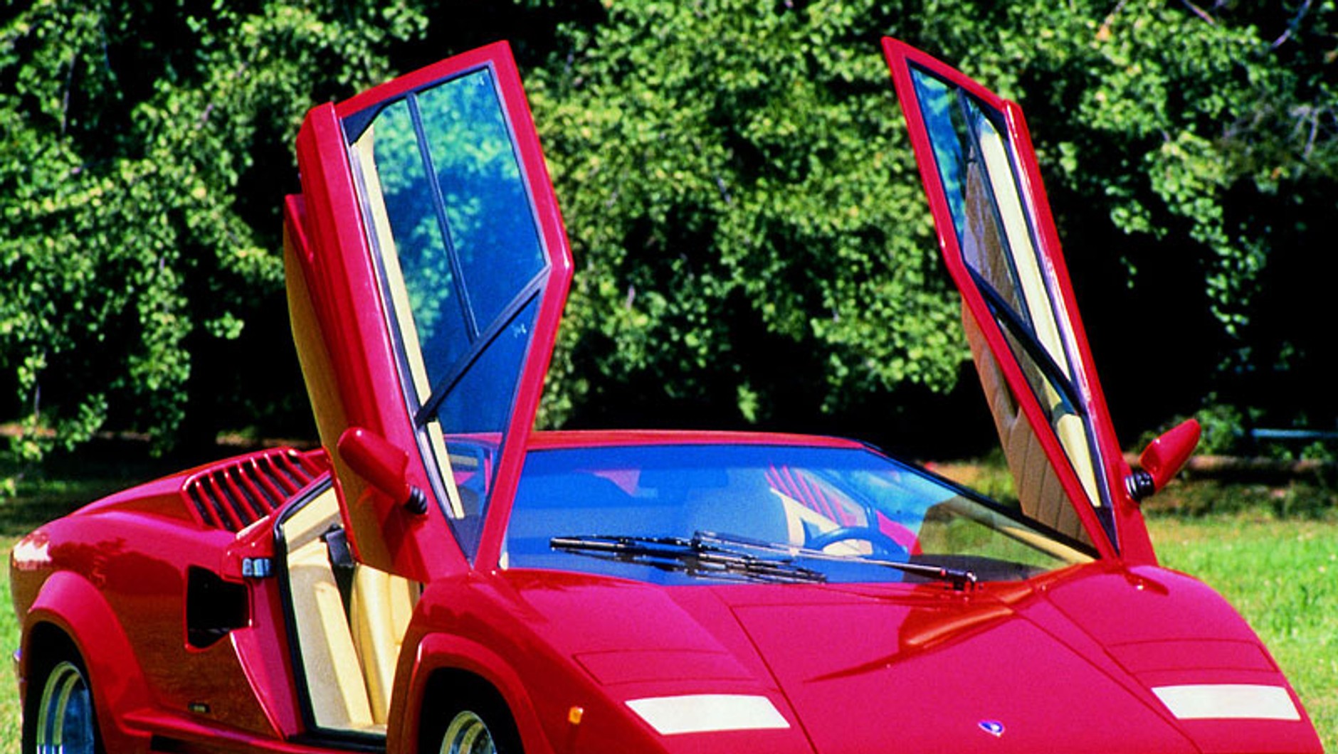 Lamborghini Countach – rówieśnik Volvo 240. Pod względem osiągnięć w sporcie, Volvo wygrywa.