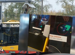 Kierowca autobusu w czasie jazdy oglądał film. Nagłośnienie sprawy przyniosło nieoczekiwany efekt