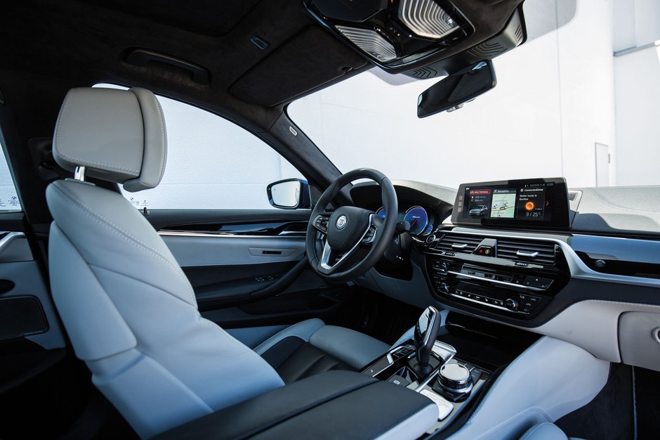 Delikatną skórę Lavalina, którą 
na zamówienie jest wykańczane
wnętrze Alpiny, wykorzystuje również Rolls-Royce.