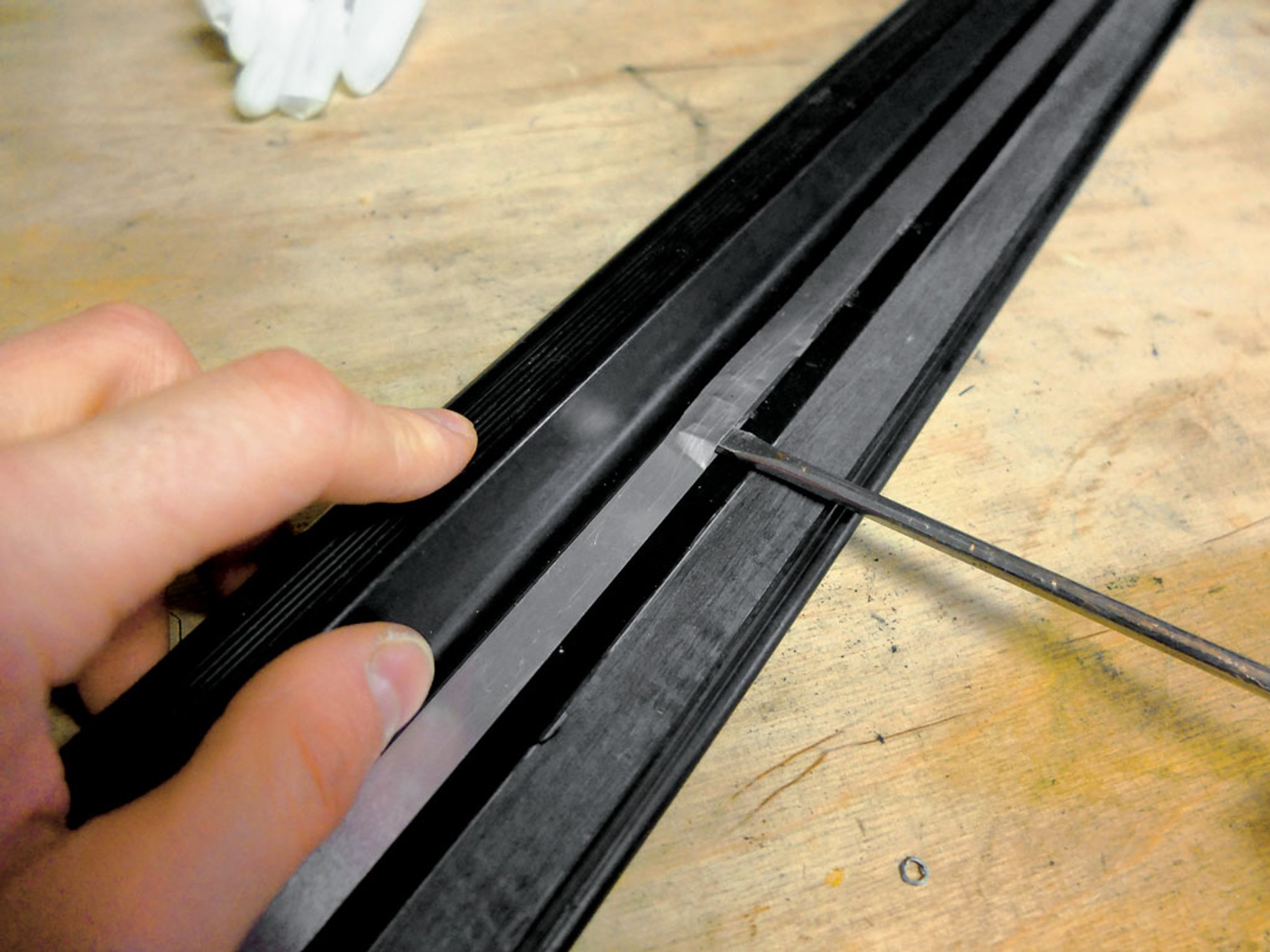 Trudno odkleić, trudno przykleić - renowacja listew progowych