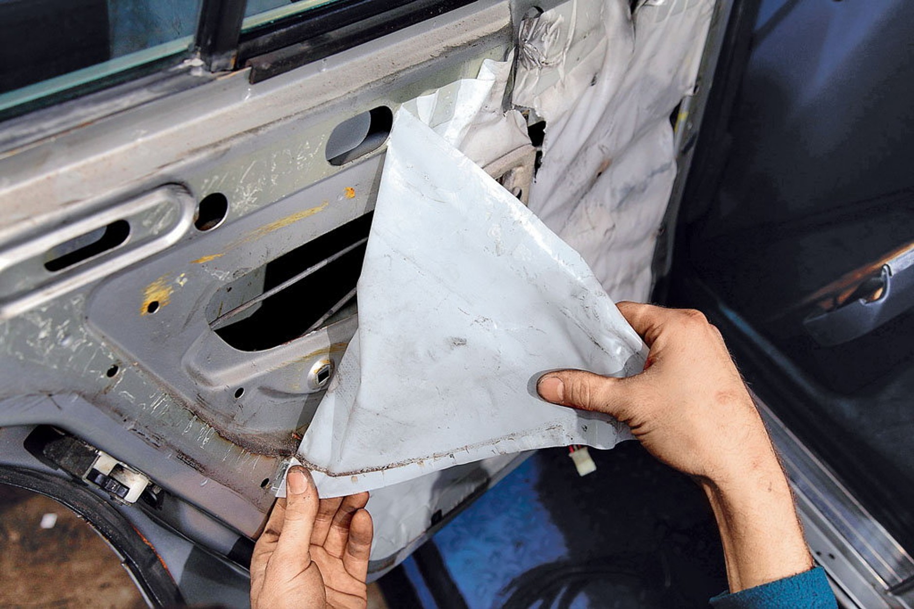 Jak naprawić centralny zamek? Jak dostać się do wnętrza drzwi?