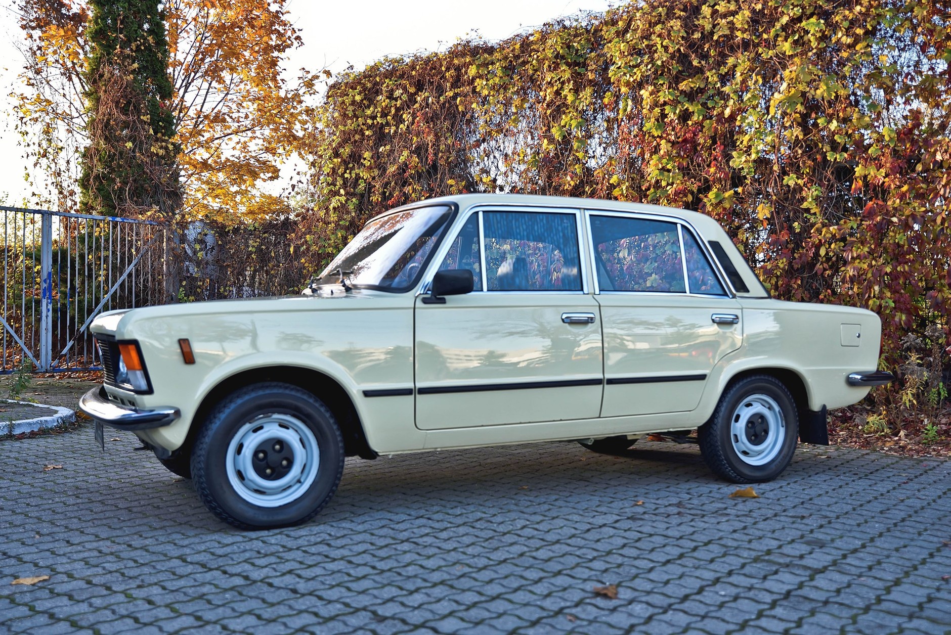 Ten Duży Fiat jest nowy, choć ma 35 lat.  FSO 125p wystawiony na aukcji.