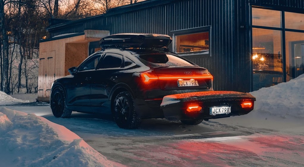 Nowy box montowany na haku holowniczym ma takie wymiary, iż bez problemy zmieszczą się w nim narty