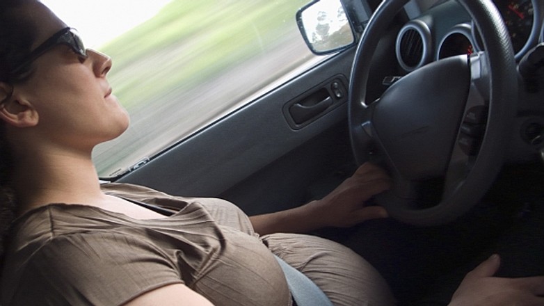 Kobieta w ciąży za kierownicą