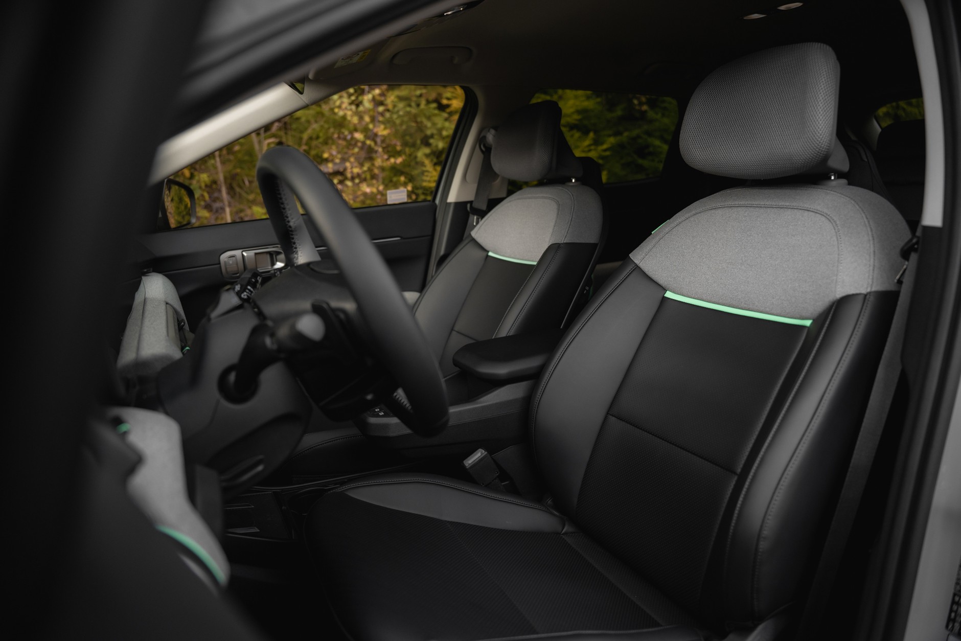 Fotele Kii EV4 są wygodne, a zagłówki jedne z najlepszych, z jakimi miałem do czynienia, dzięki swojej miękkości