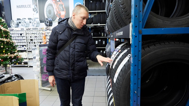 Tanie opony? Lepiej poszukaj ofert w sklepach internetowych – tam większy wybór, a przesyłka zwykle wliczona w cenę.