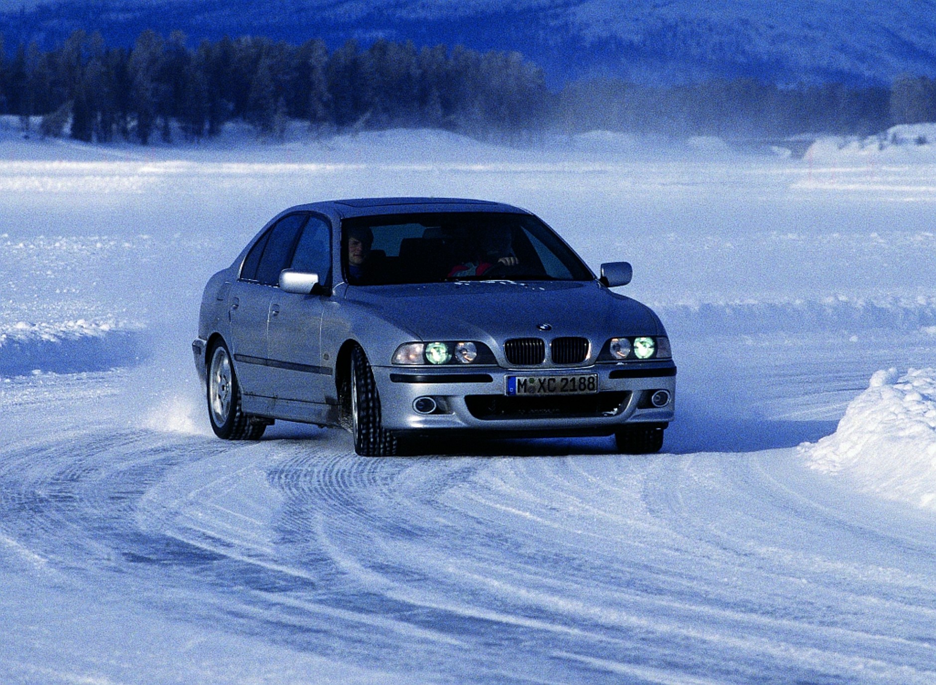 Jak jeździć zimą? 8 praktycznych porad, oraz lekcje wideo - Jak opanować poślizg