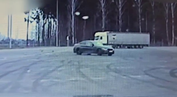 Policjanci przyłapali kierowcę BMW na gorącym uczynku. Driftował na MOP-ie przy S7