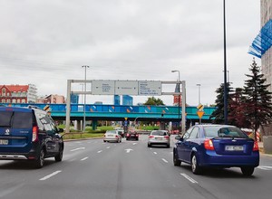 Obserwuj i przewiduj to, co się wydarzy na drodze. Wyjaśniamy, na czym polega jazda defensywna
