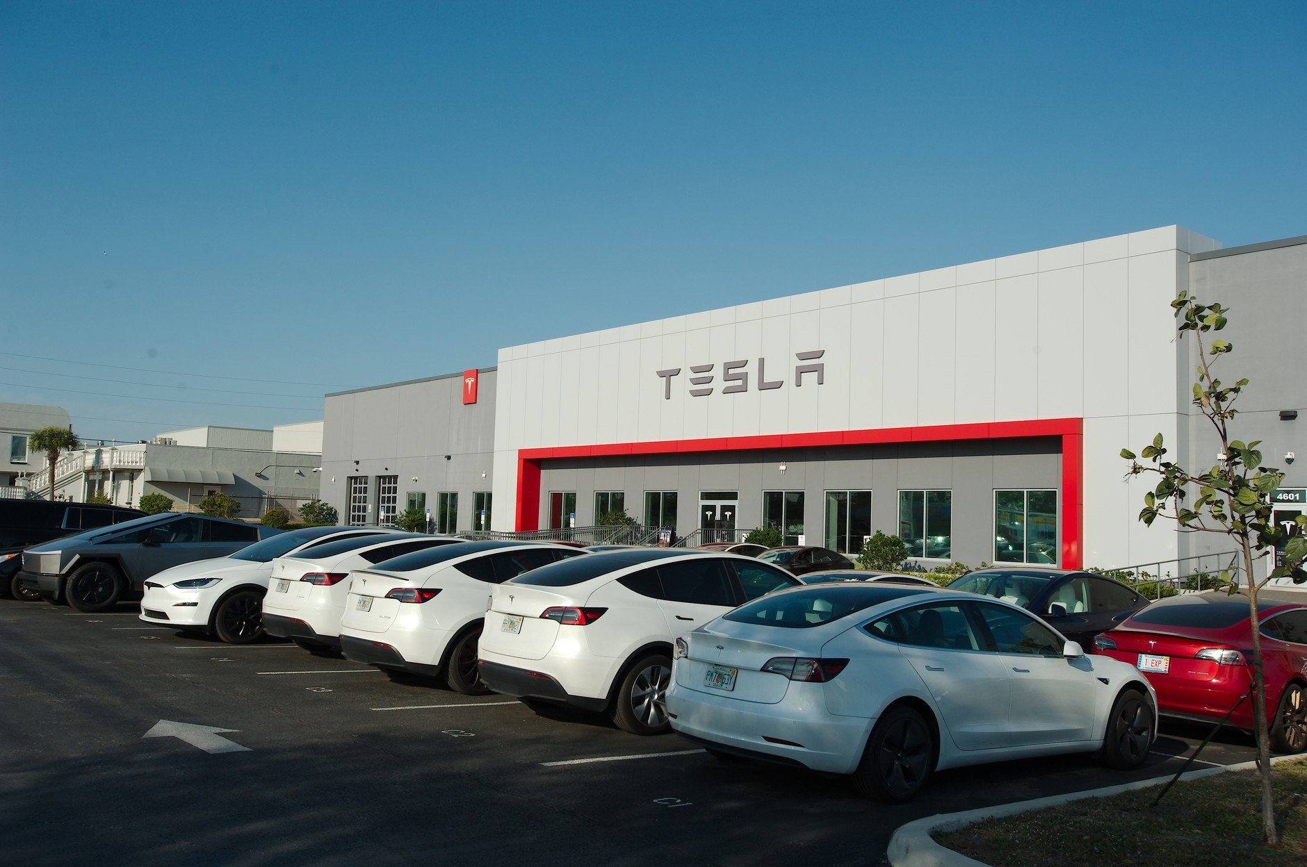 Rynek aut na prąd w USA przeżywa sztucznie wykreowany boom, a tymczasem Tesla korzysta na nim coraz mniej
