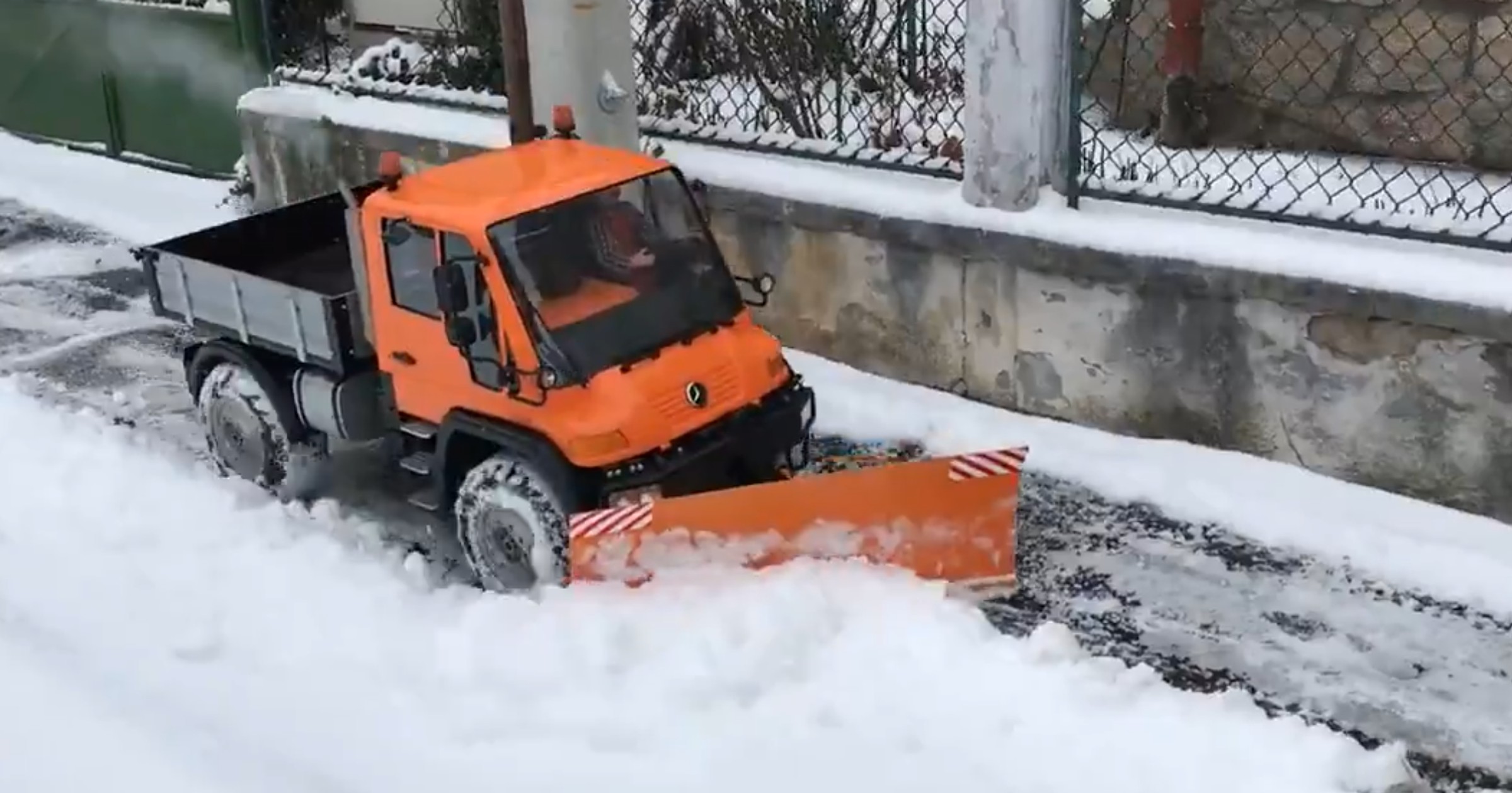 Zdalnie sterowany Unimog odśnieża ulicę