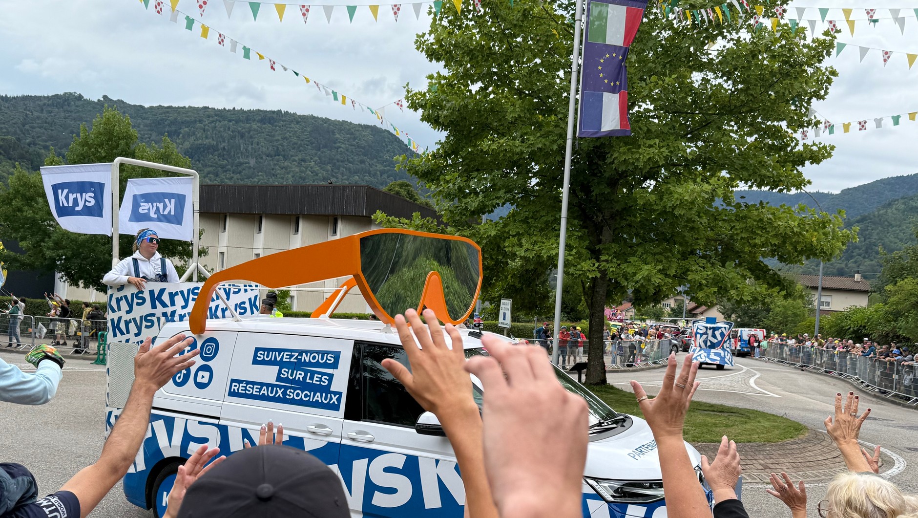 Parada sponsorów przed startem – nieodłączny element TdF