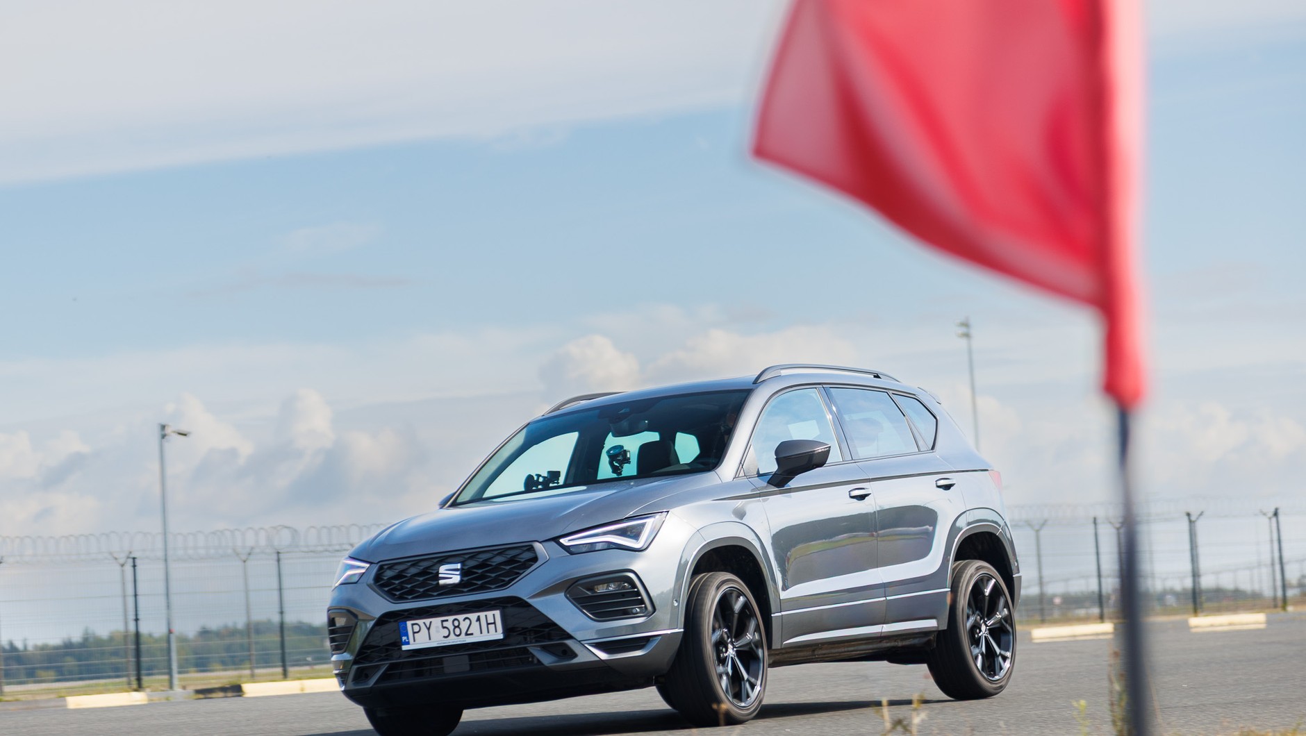 Seat Ateca o dziewięć setnych sekundy przegrał z najszybszym MG ZS-em, a przecież jest od niego o około 50 KM słabszy
