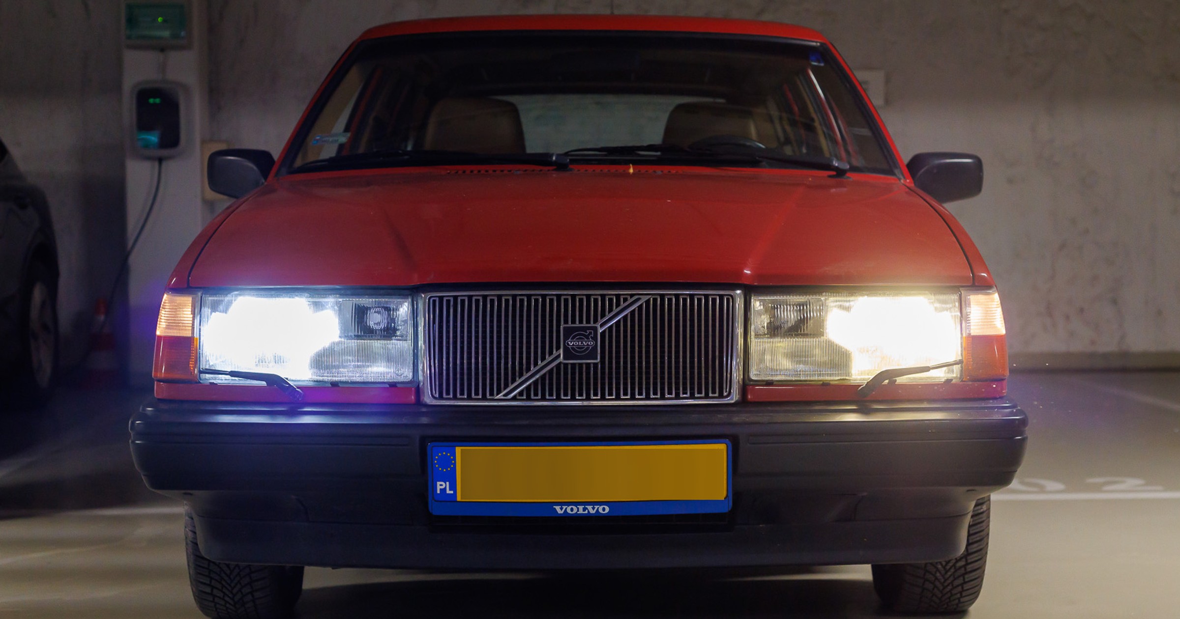 Dla porównania: po lewej stronie "nielegalny" retrofit LED, po prawej... nie, to wcale nie żarówka halogenowa, to też LED i to całkiem skuteczny!