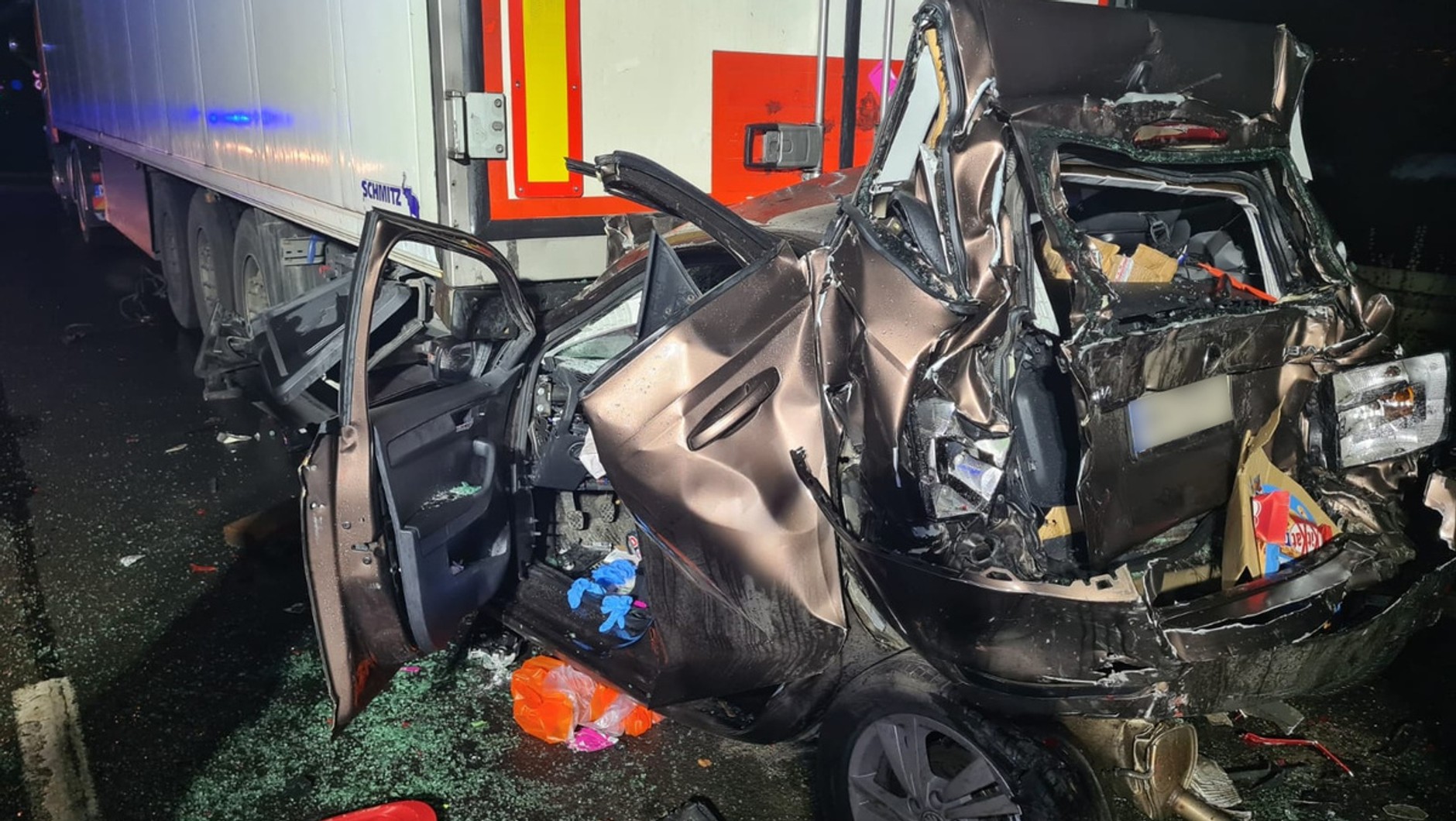 Zmiażdżona pomiędzy dwoma ciężarówkami Skoda zwinęła się w harmonijkę