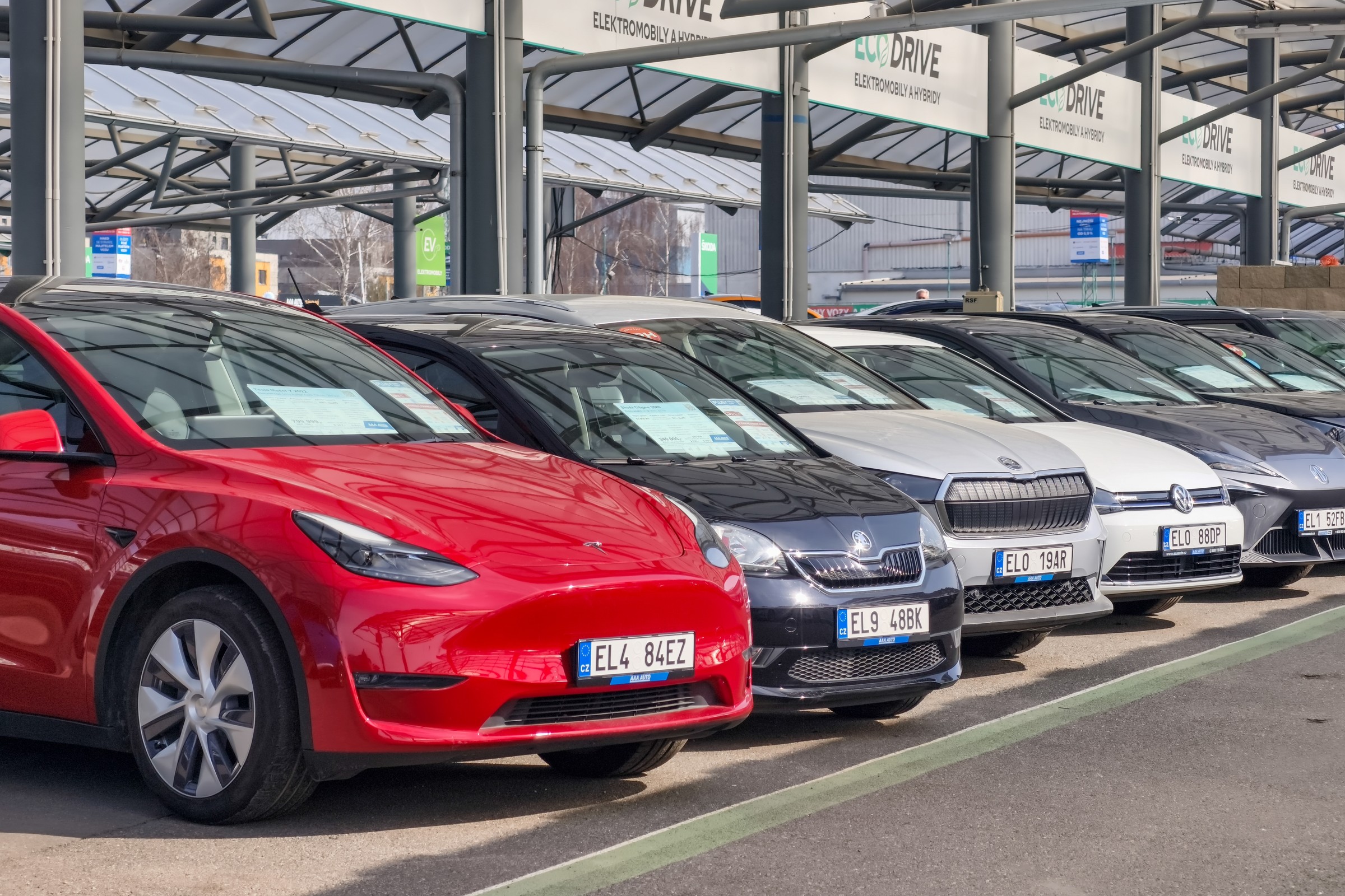 Kryzys paliwowy przyspiesza przesiadkę na elektryki. Wszędzie, tylko nie w Polsce?