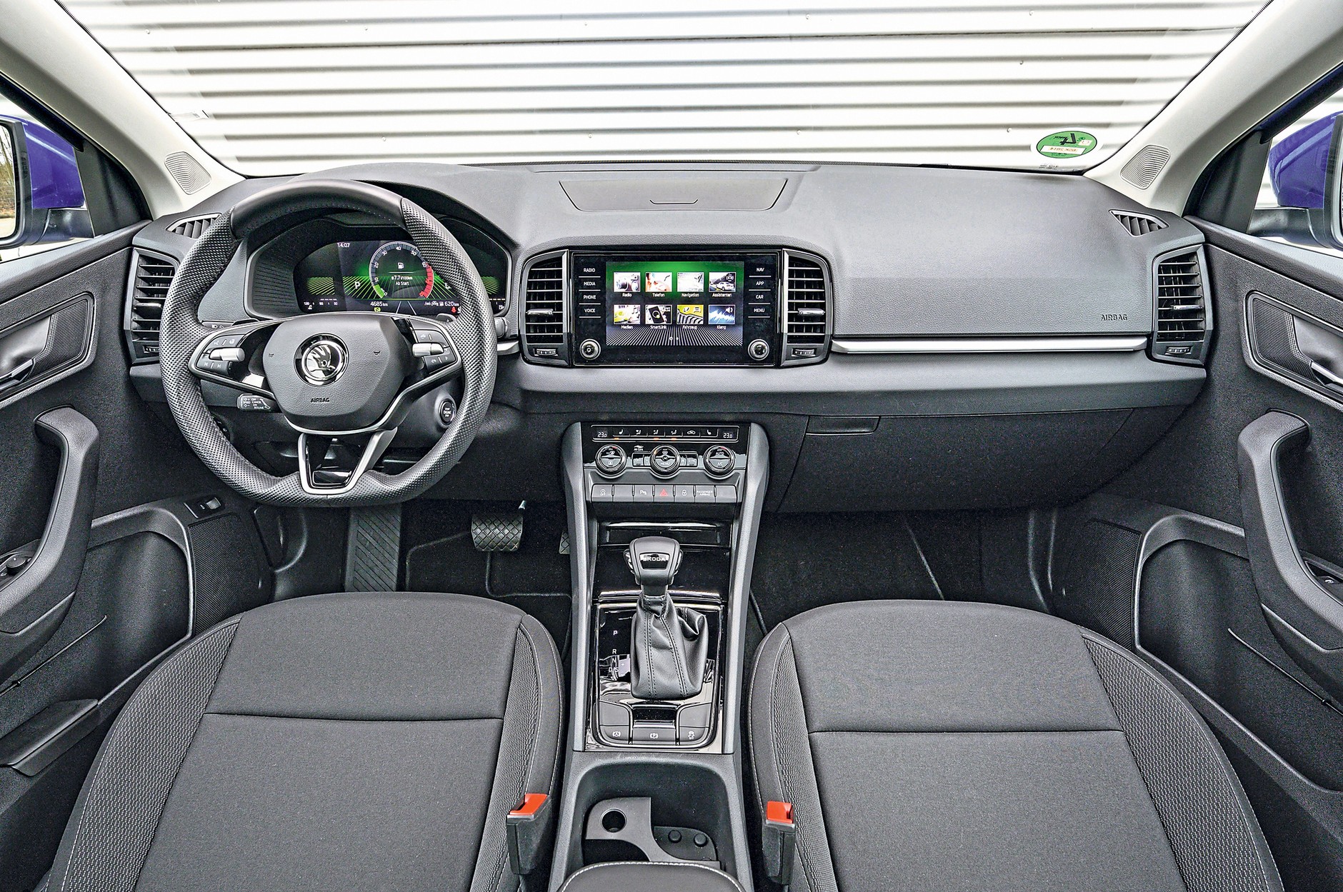 Skoda Karoq jest łatwiejsza w obsłudze — nie brakuje tu praktycznych fizycznych przycisków