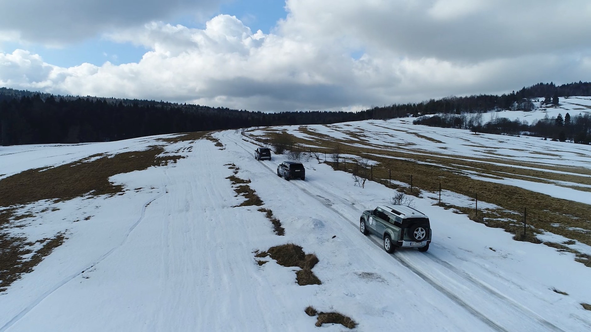 Land Rover Defender w terenie