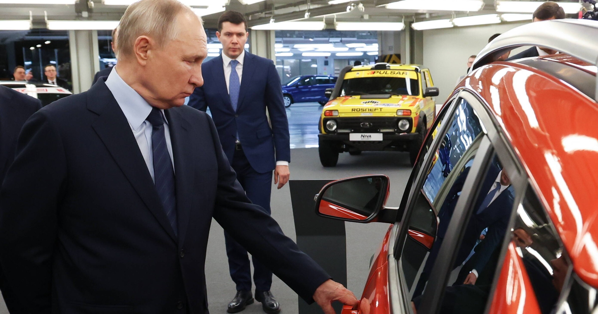 Władimir Putin, prezydent Rosji, ogląda samochód Łada Iskra podczas wizyty w fabryce samochodów AwtoWAZ w Toljatti w obwodzie samarskim, 28 stycznia 2025 r.