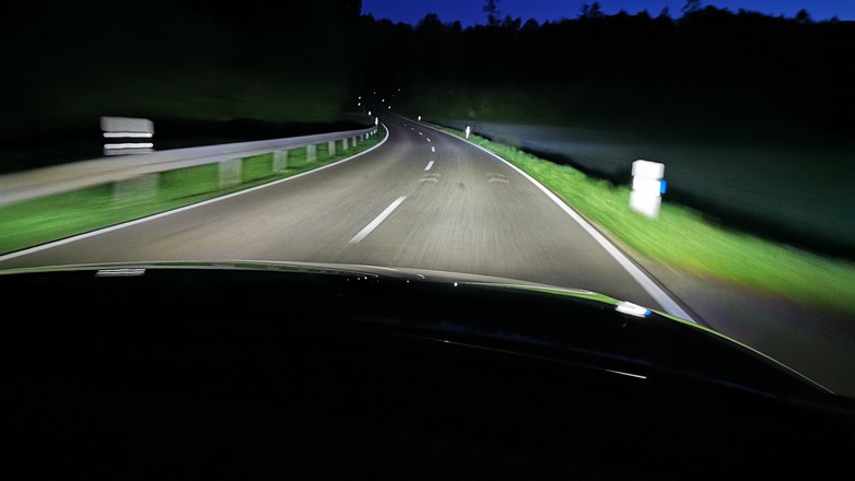 Światła na drodze jest co najmniej dość. Warto zwrócić uwagę na strzałki prowadzące: w tym przypadku sugerują, że kierowca za mocno zbliża się nadmiernie do osi jezdni