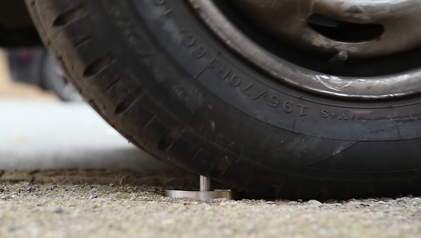 Brytyjski sposób na nielegalne parkowanie. Brutalne kolce powstrzymają każdego