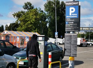 Nieuważnie parkowali przed marketem. Teraz żądają od nich pieniędzy