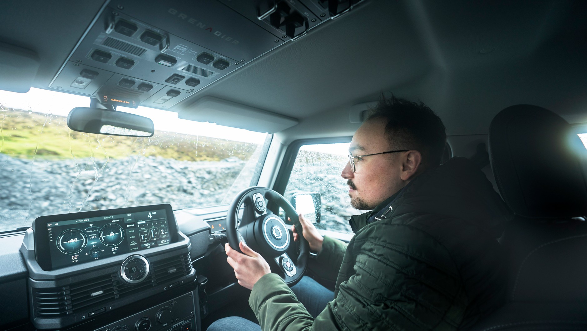 Wnętrze nie jest tak spartańskie jak w kultowym Defenderze