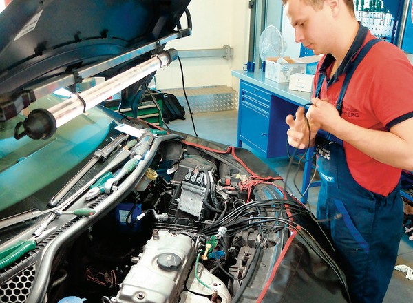 Instalacja LPG w aucie: jak założyć niedrogo, ale dobrze