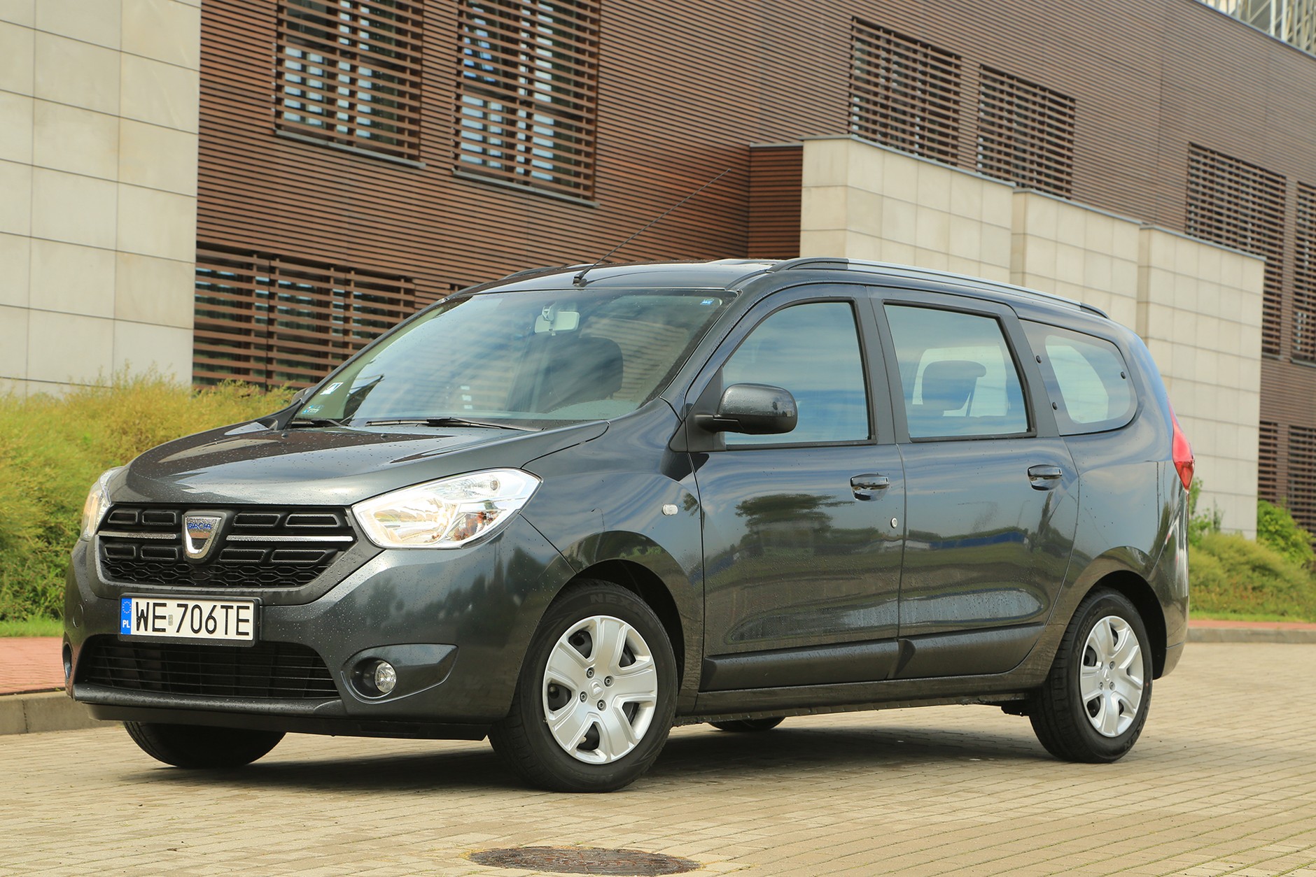 Dcia Lodgy nie będzie miała takich wygód, jak inne podobne auta, za to jest tania i obszerna. W naszym budżecie można mieć 3-letnie auto!