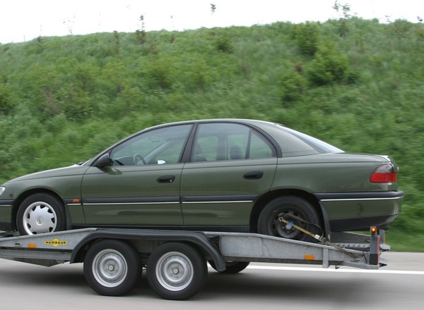 Jak sprowadzić auto z zagranicy? Ile kosztuje rejestracja samochodu sprowadzonego z UE i spoza UE?