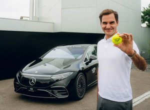 Roger Federer w nowym Mercedesie EQS