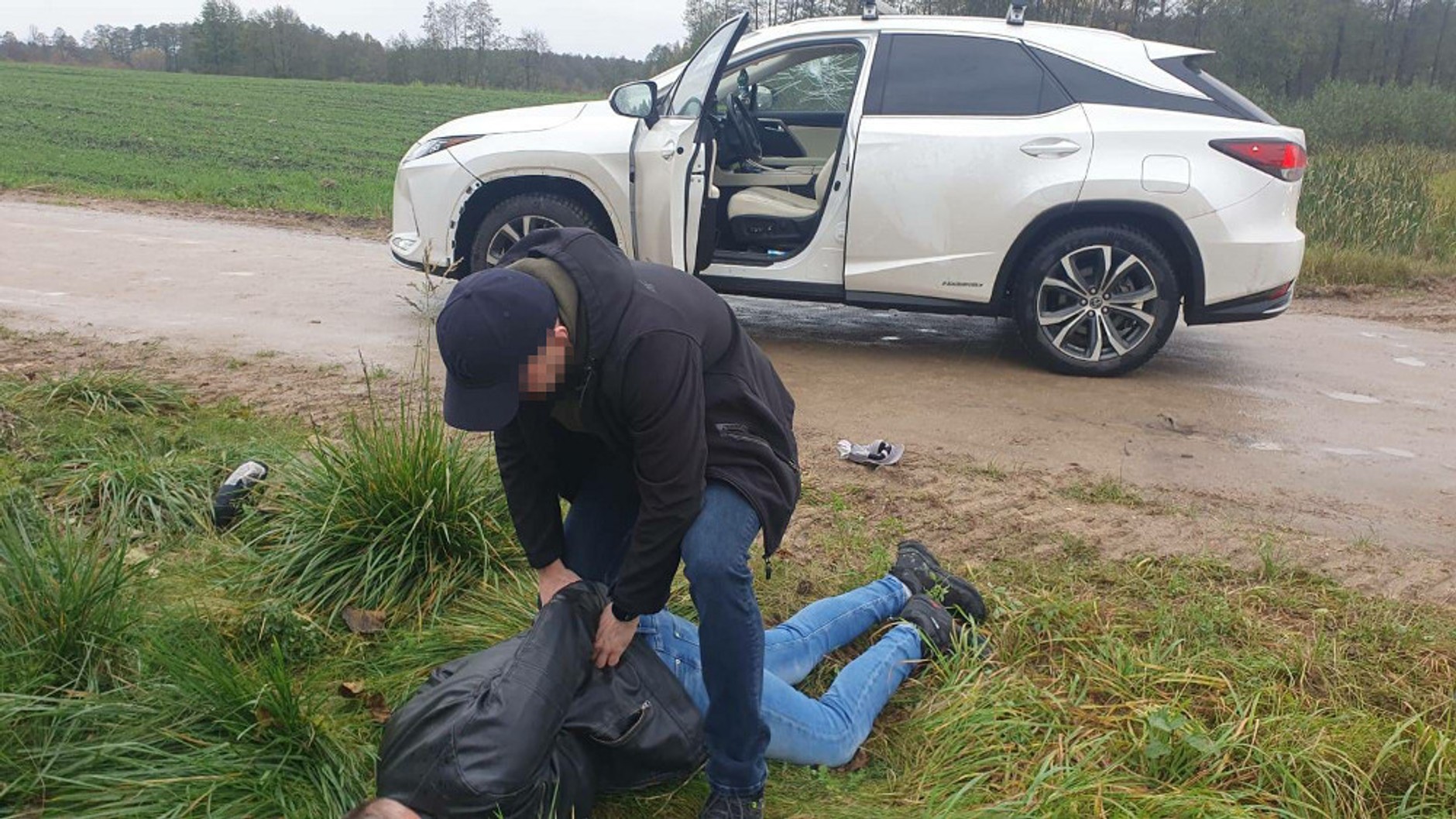 Policjanci odzyskali Lexusa, ale najpierw musieli uszkodzić szyby