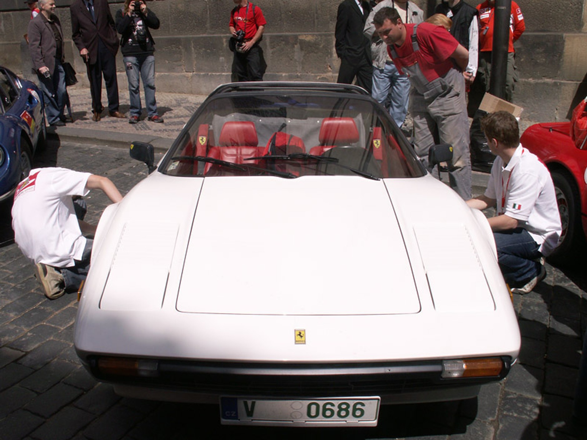 Pięćdziesiąt aut Ferrari: światowa sztafeta w Pradze!