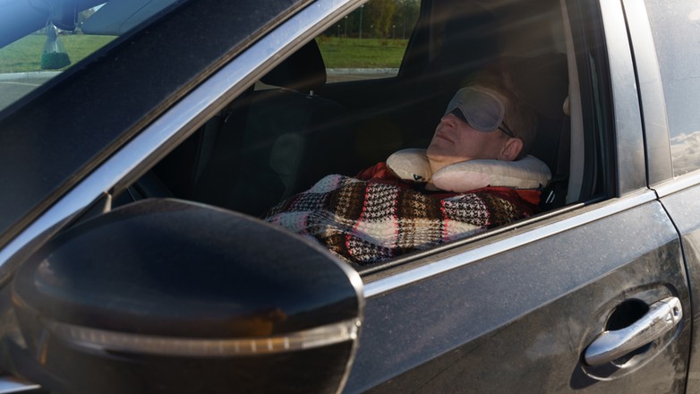 Czy można spać w samochodzie? Zasady są różne w zależności od kraju