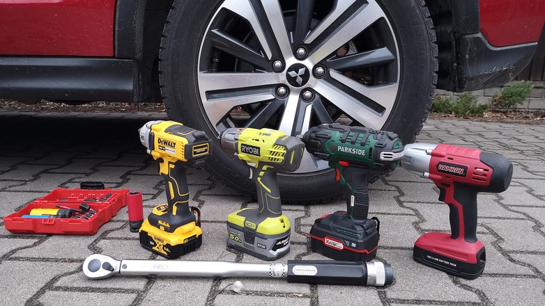 Dobry akumulatorowy klucz udarowy średniej wielkości powinien bez trudu odkręcić każde koło samochodu. W ofercie renomowanych producentów są też tzw. duże klucze udarowe, którymi można odkręcać koła dźwigów, ciągników czy nawet podkłady kolejowe