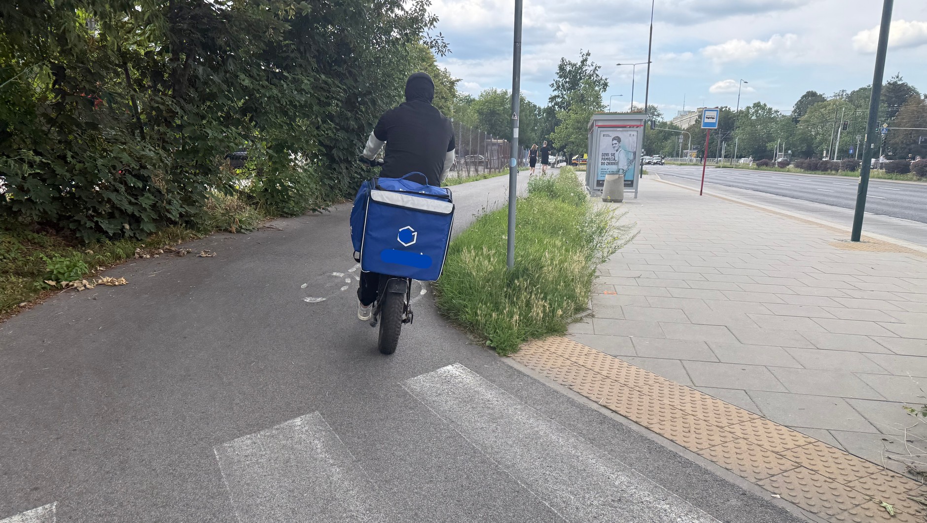 Nielegalny rower elektryczny – pojazd z manetką gazu