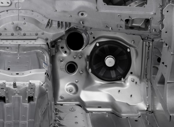 Głośniki z komorą w podłużnicy: Mercedes Frontbass