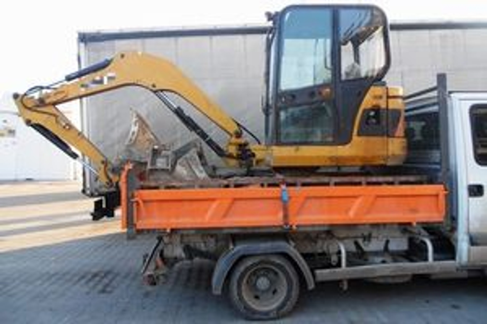 Przewozili minikoparkę na... dostawczaku ważącym mniej niż ona