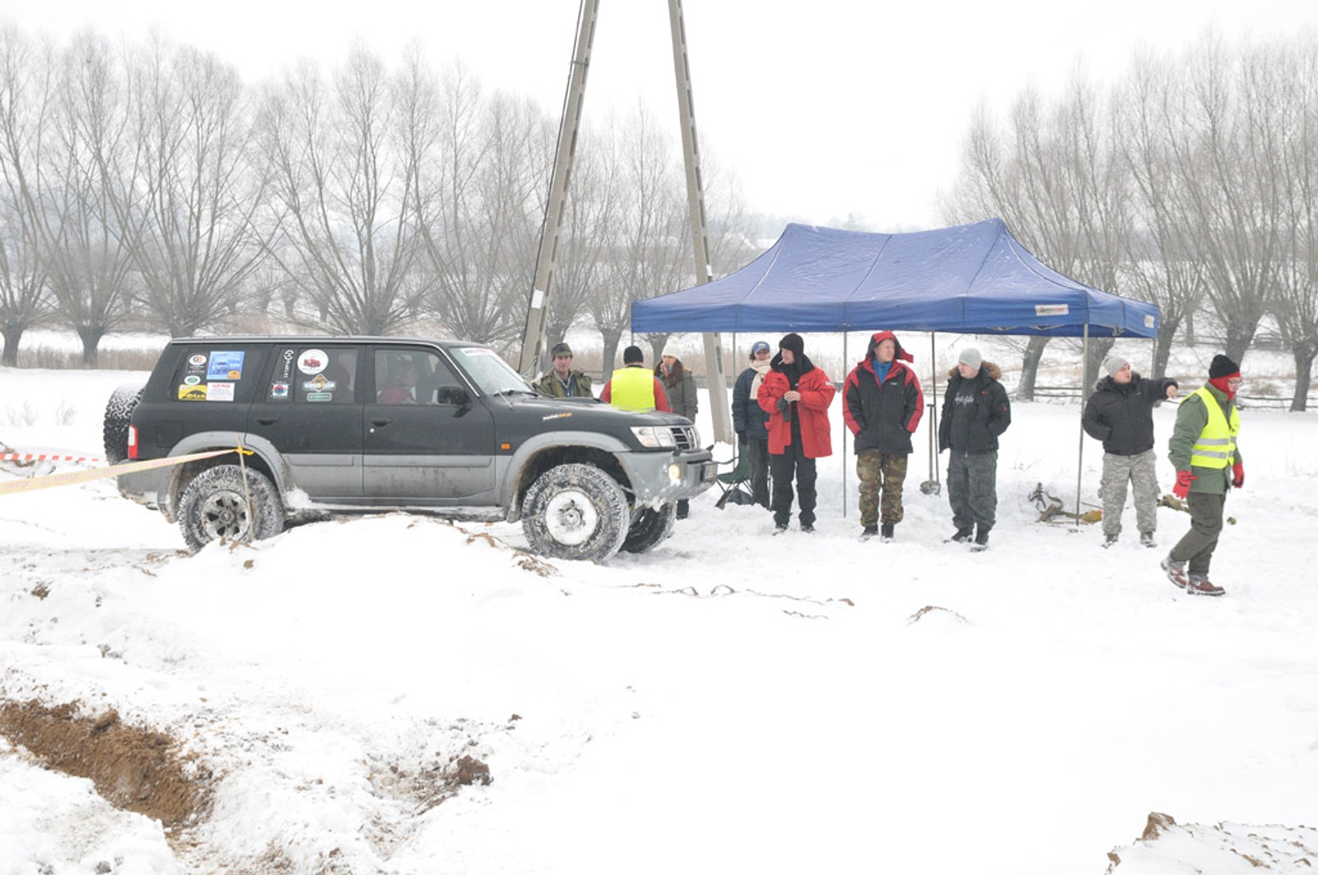 Terenowa integracja „dla choinki” pod znakiem śniegu i mrozu